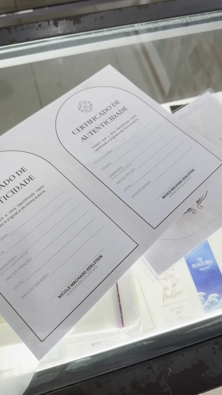 Certificado de autenticidade sendo preenchido à mão
