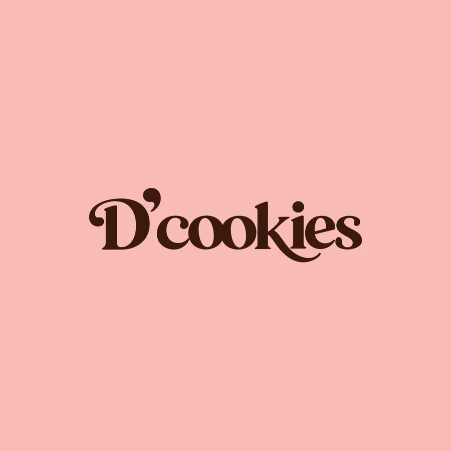 Logo D’cookies em marrom chocolate sobre fundo rosa