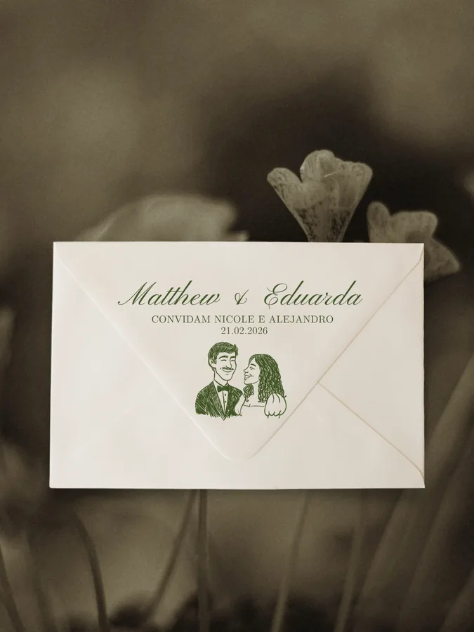 Envelope com os nomes do casal, a data e a ilustração dos noivos