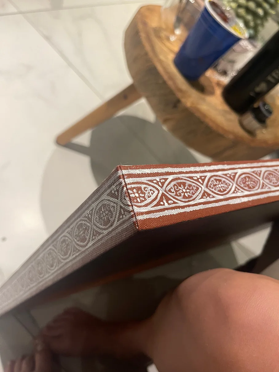 Detalhe da borda pintada com padrão geométrico