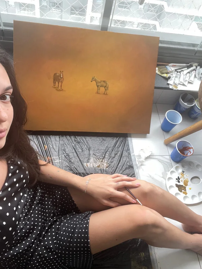 Tela sobre a mesa com tintas e pincéis