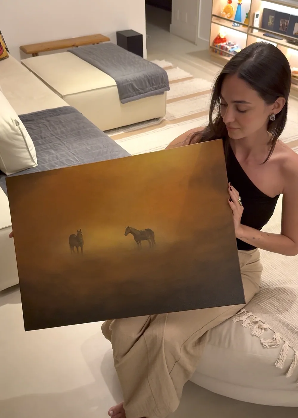 Nicole segurando a tela Year of the Horse